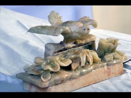 پرنده سنگی در میان گل ها (چراغ دار)