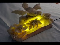 پرنده سنگی در میان گل ها (چراغ دار)