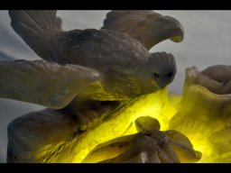 پرنده سنگی در میان گل ها (چراغ دار)