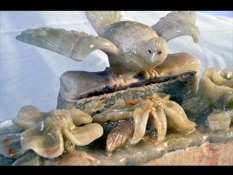 پرنده سنگی در میان گل ها (چراغ دار)