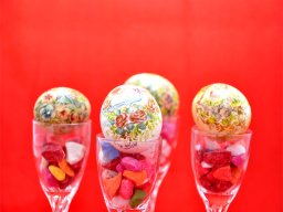 تخم مرغ ها با نقاشی های گل و مرغ